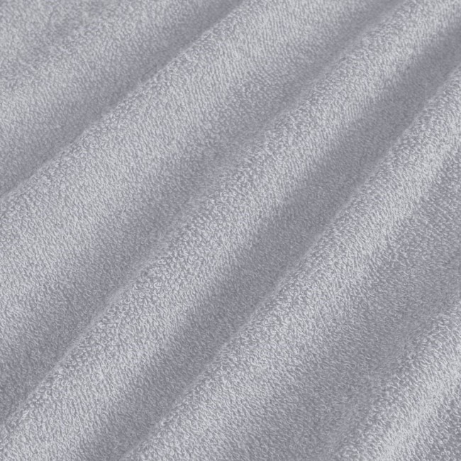 Pościel frotte w kolorze jasno szarym, składająca się z poszwy o wymiarach 200x220 cm oraz dwóch poszewek 80x80 cm. Wykonana z miękkiego materiału o delikatnej fakturze, leżąca na płaskiej powierzchni.