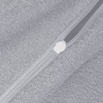 Pościel frotte w kolorze jasno szarym, z widocznym zamkiem błyskawicznym. Materiał o miękkiej teksturze, idealny na poszewki 80x80 cm oraz kołdrę o wymiarach 200x220 cm. Zamek umieszczony na krawędzi poszewki.