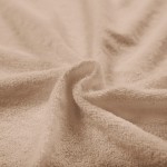 Pościel frotte w kolorze beżowym o wymiarach 155x220 cm, z miękką, teksturowaną powierzchnią. Zbliżenie na materiał, ukazujące jego delikatną fakturę i wykończenie, idealna do sypialni.