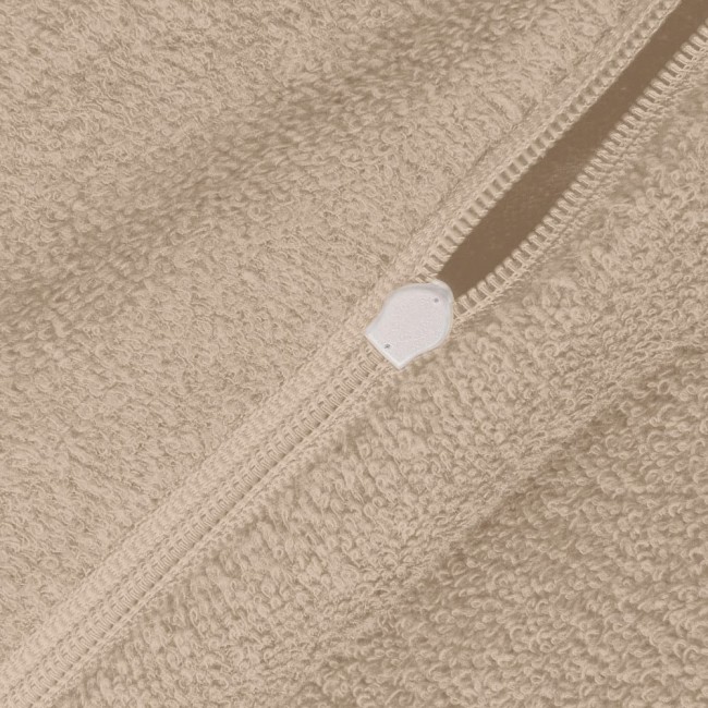 Poszewka frotte 80x80 cm w beżowym kolorze, o teksturowanej surface. Widoczny zamek błyskawiczny w kolorze białym. Ujęcie zbliżone, ukazujące detale materiału i zamka. Tło jasne, podkreślające fakturę produktu.