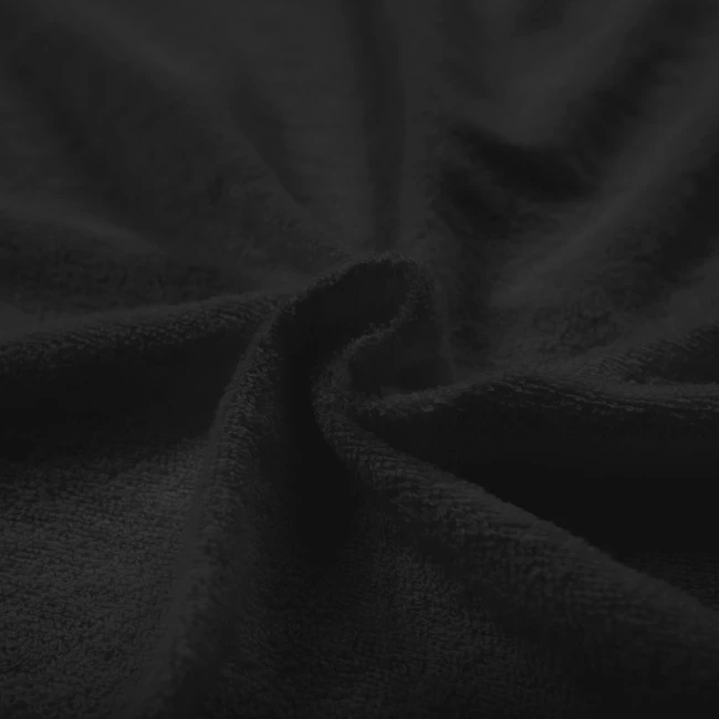 Poszewka frotte 80x80 cm w kolorze czarnym, wykonana z miękkiego materiału o teksturowanej powierzchni. Ułożona w złożeniu, eksponuje swoje delikatne włókna i jednolitą barwę. Idealna do dekoracji poduszek.