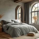 Poszewka frotte 80x80 w kolorze szarym, leżąca na łóżku z poduszkami w tym samym kolorze. Tekstura materiału miękka, z wyraźnym splotem. Tło w aranżacji sypialni z drewnianymi elementami i dużymi oknami.