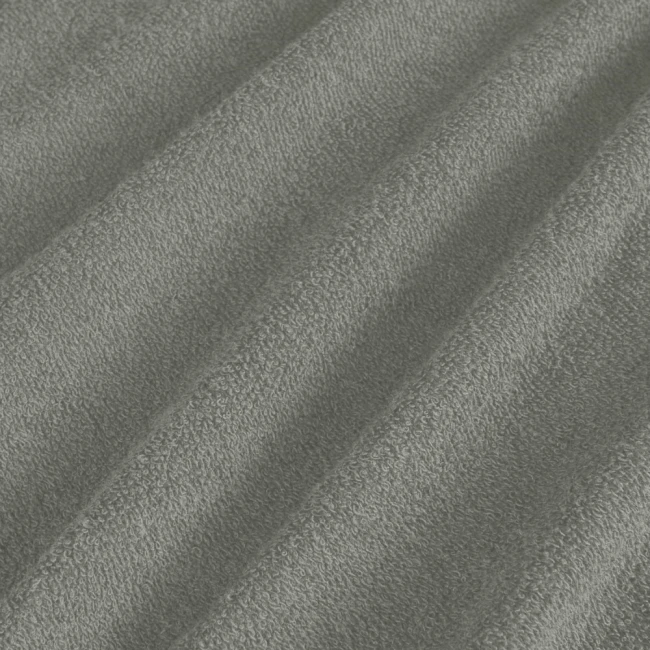 Poszewka frotte 80x80 w kolorze szarym, wykonana z miękkiego materiału o teksturowanej powierzchni. Widoczne zgięcia materiału, co podkreśla jego elastyczność i miękkość. Idealna do zastosowania na poduszki.