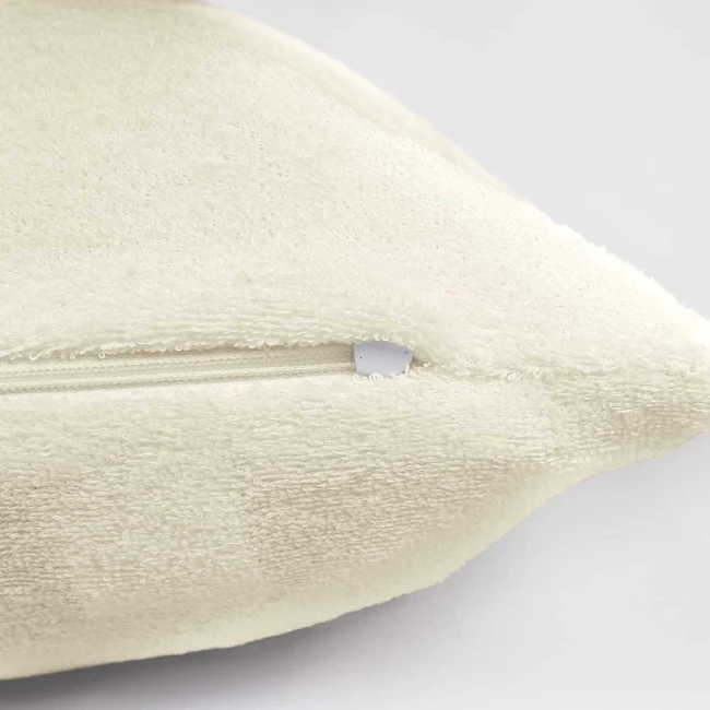 Poszewka frotte 80x80 cm w kolorze ecru, wykonana z miękkiego materiału z delikatną teksturą. Widoczny zamek błyskawiczny na boku, umożliwiający łatwe zakładanie i zdejmowanie. Tło jasne, proste.