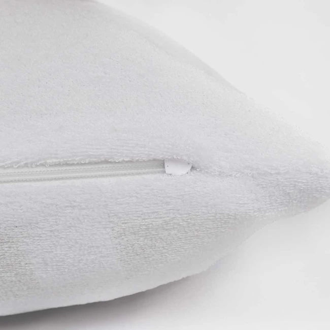 Poszewka frotte 80x80 cm w kolorze białym, widoczna z boku z zamkiem błyskawicznym. Materiał frotte o miękkiej fakturze, idealna do użytku domowego. Tło proste, białe, podkreślające kolor poszewki.