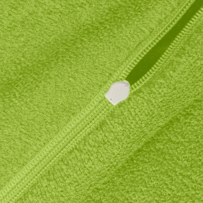 Zielona poszewka frotte 40x80 cm z białym zamkiem błyskawicznym. Widoczna struktura materiału z miękkim, teksturowanym wykończeniem. Ujęcie z bliska, pokazujące detal zamka. Idealna do dekoracji poduszek.