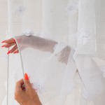 Firanka gotowa PERŁA na srebrnych przelotkach, haftowana w kwiaty 3D z perłą, na etaminie, 140 x 250 cm, biała