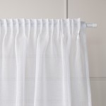 Firana gotowa ETAMINA w kolorze białym, wykonana z lekkiego materiału, z widocznymi srebrnymi przelotkami. Ujęcie z góry, pokazujące górną krawędź firany, z delikatnymi marszczeniami i prostym wzorem. Wymiary: 300x250 cm.