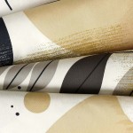 Pościel satyna bawełniana 160x200 w kolorze białym z geometrycznym wzorem w odcieniach beżu i czerni. Materiał gładki, z wyraźnymi kształtami i liniami, ułożony w sposób umożliwiający podkreślenie wzoru.