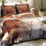 Pościel satynowa 200x200 cm w kolorze beżowym z delikatnym wzorem liści. Położona na łóżku, z widocznymi poszewkami na poduszki. Tło jasne, naturalne oświetlenie wpuszczane przez okno, w tle roślinność i dekoracyjne elementy wnętrza.