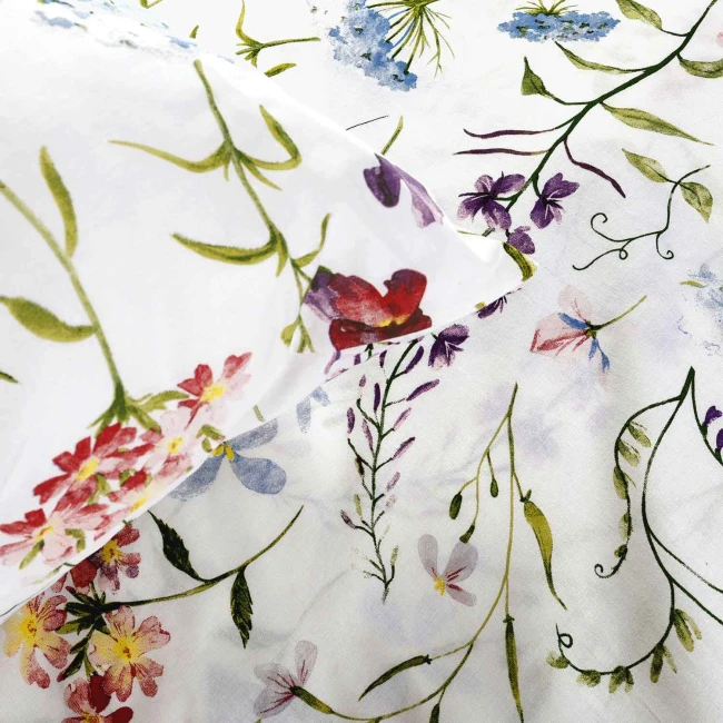 Poszewka dekoracyjna bawełniana 40x40 Wild Meadow biała w kolorowe kwiaty, Cottonlove
