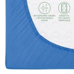 Prześcieradło jersey z gumką o wymiarach 80x160 w kolorze chaber, ujęte z boku, pokazuje gładką teksturę materiału oraz elastyczną, szeroką gumę obszytą całym obwodzie. Widoczny jest również biały, wzorzysty materiał pod prześcieradłem.