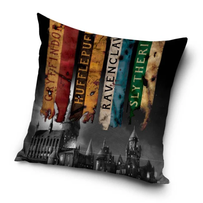  Ciemna poszewka Harry Potter z kolorowymi herbami domów Hogwartu i zamkiem w tle 
