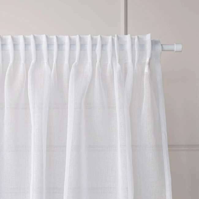  Delikatna, gładka firanka gotowa do zawieszenia w rozmiarze 500 x 250 cm 