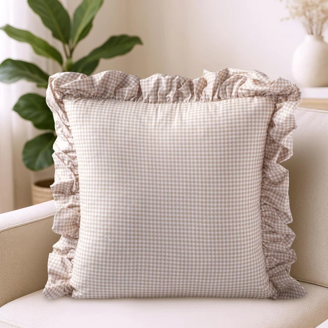  Beżowa dekoracyjna poszewka na poduszkę 45x45 cm z delikatną falbanką i w kropki 