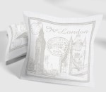Poduszka dziecięca przytulanka 40x40 cm w jasnym kolorze z nadrukiem graficznym przedstawiającym charakterystyczne budowle Londynu, w tym Big Bena i Tower Bridge, oraz napisem I ♥ London. Produkt leży na jasnym tle, z widocznymi detalami wzoru.