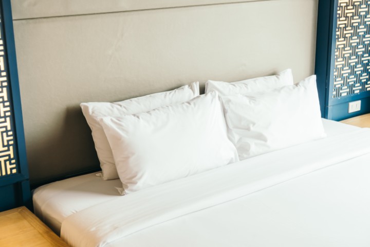 jak poscielic lozko w hotelu